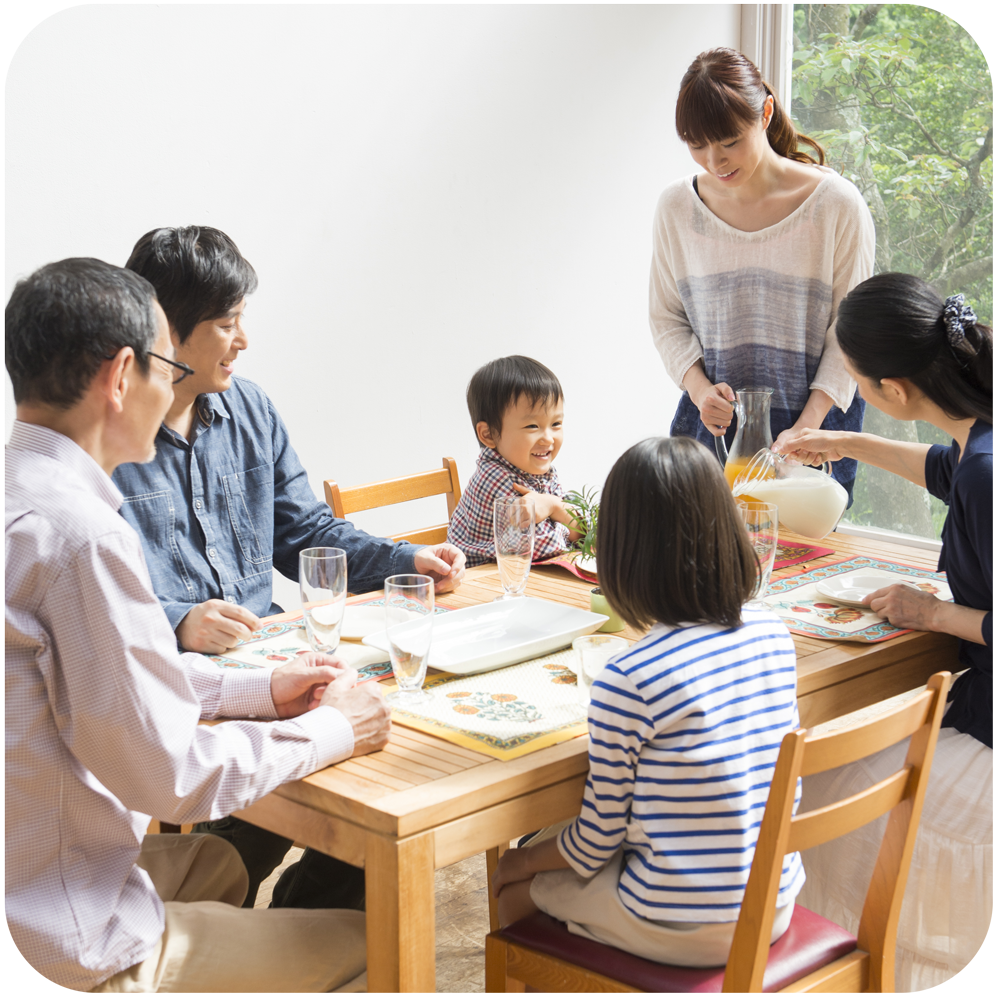 Family-dinner-web-rounded-corners.png