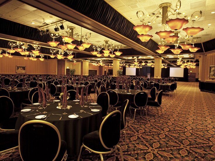 Salvatore’s Hospitality Center Niagra - huge room tiny screens.jpg