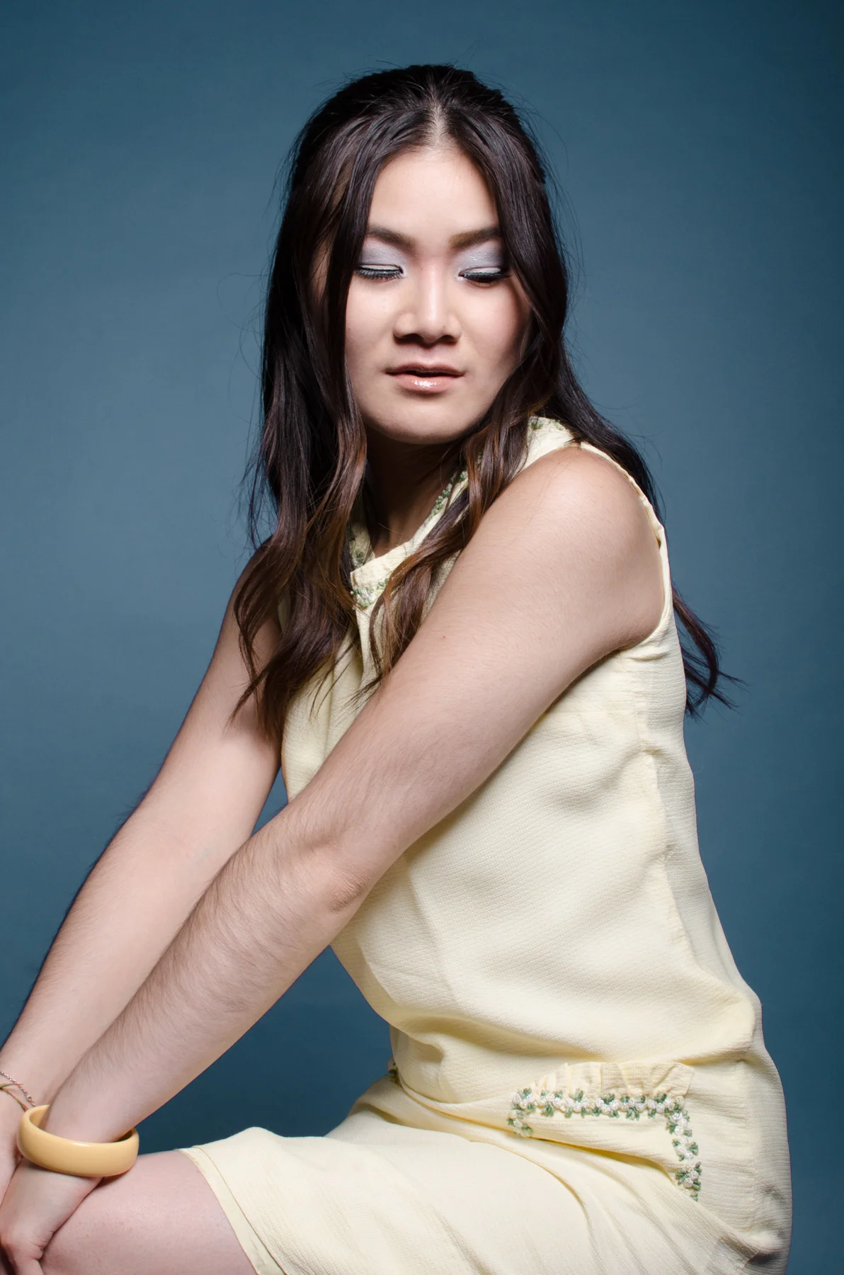 The vintage yellow bracelet matches almost perfectly.