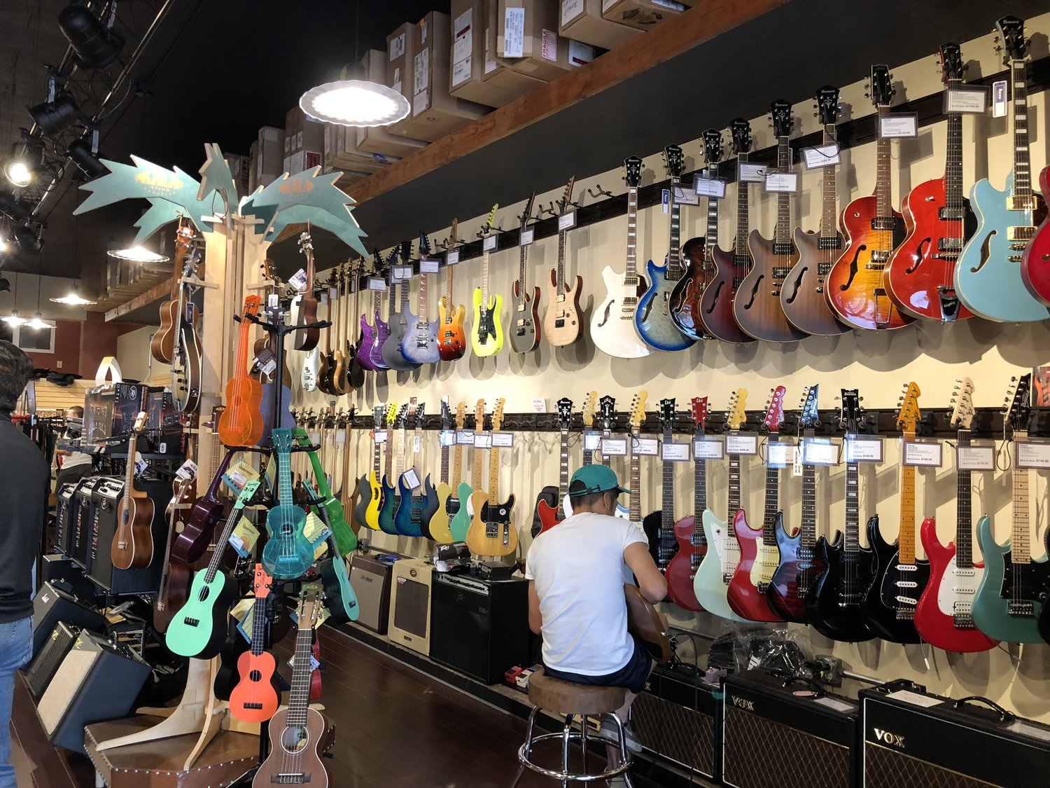 jord Ved daggry terrorist Why Small Guitar Shops Are Important — Chasing Sound