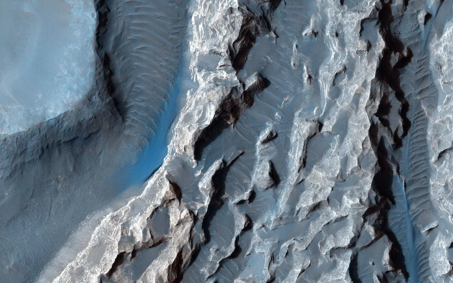 Who among the 663 Mars One candidates will be first to go here? A detail of the chaos region in Valles Marinaris taken by the Mars Reconnaissance Orbiter. Credit: NASA/JPL-Caltech/Univ. of Arizona 