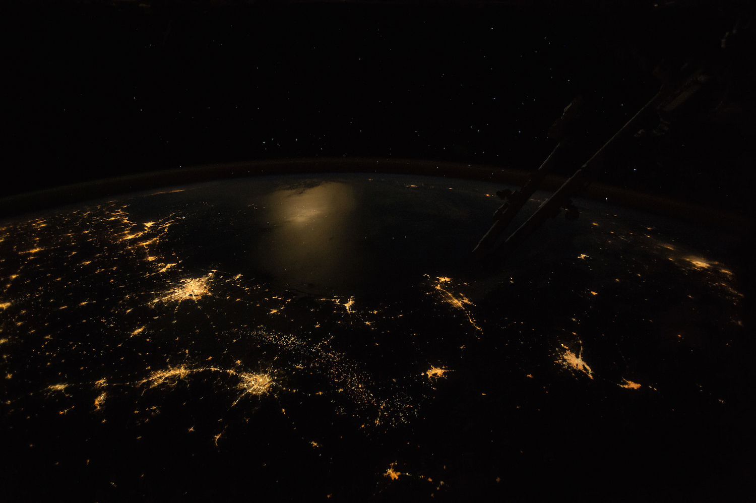 A moonlit Gulf of Mexico is surrounded by Texas city lights as seen from the International Space Station (ISS042-E-241898) Credit: Nasa/Johnson Space Center/Earth Science and Remote Sensing Unit