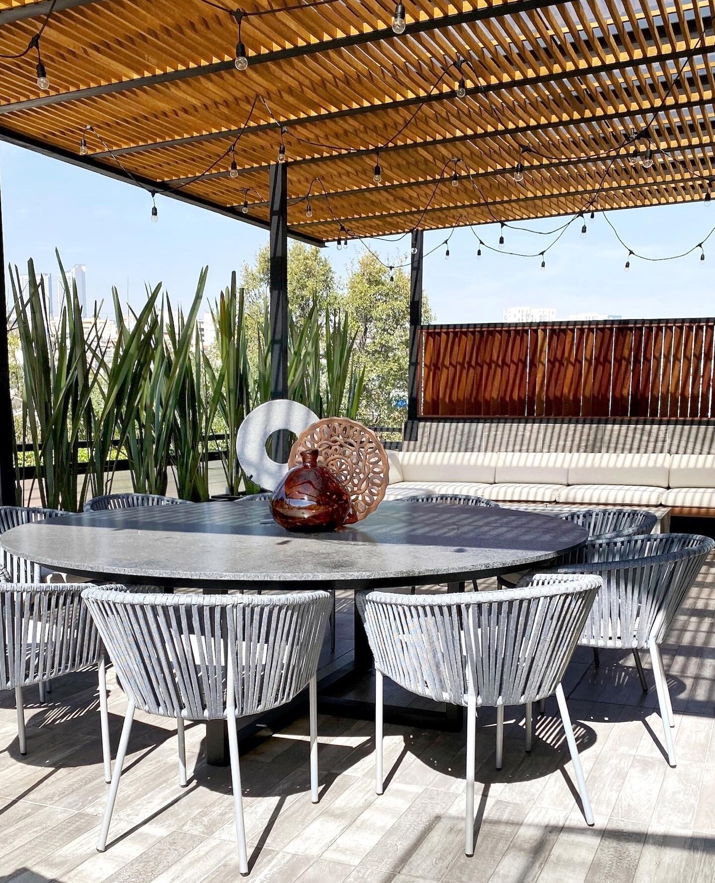 ROOF GARDEN | Residencial⁠⁠
⁠⁠
Desde el dise&ntilde;o y fabricaci&oacute;n de la p&eacute;rgola hasta el centro de mesa, nosotros nos encargamos de todo!⁠⁠
.⁠⁠
.⁠⁠
.⁠⁠
#HuacalEstudio #InteriorismoCDMX #InteriorismoMexicano #CustomMadeFurniture #Custo