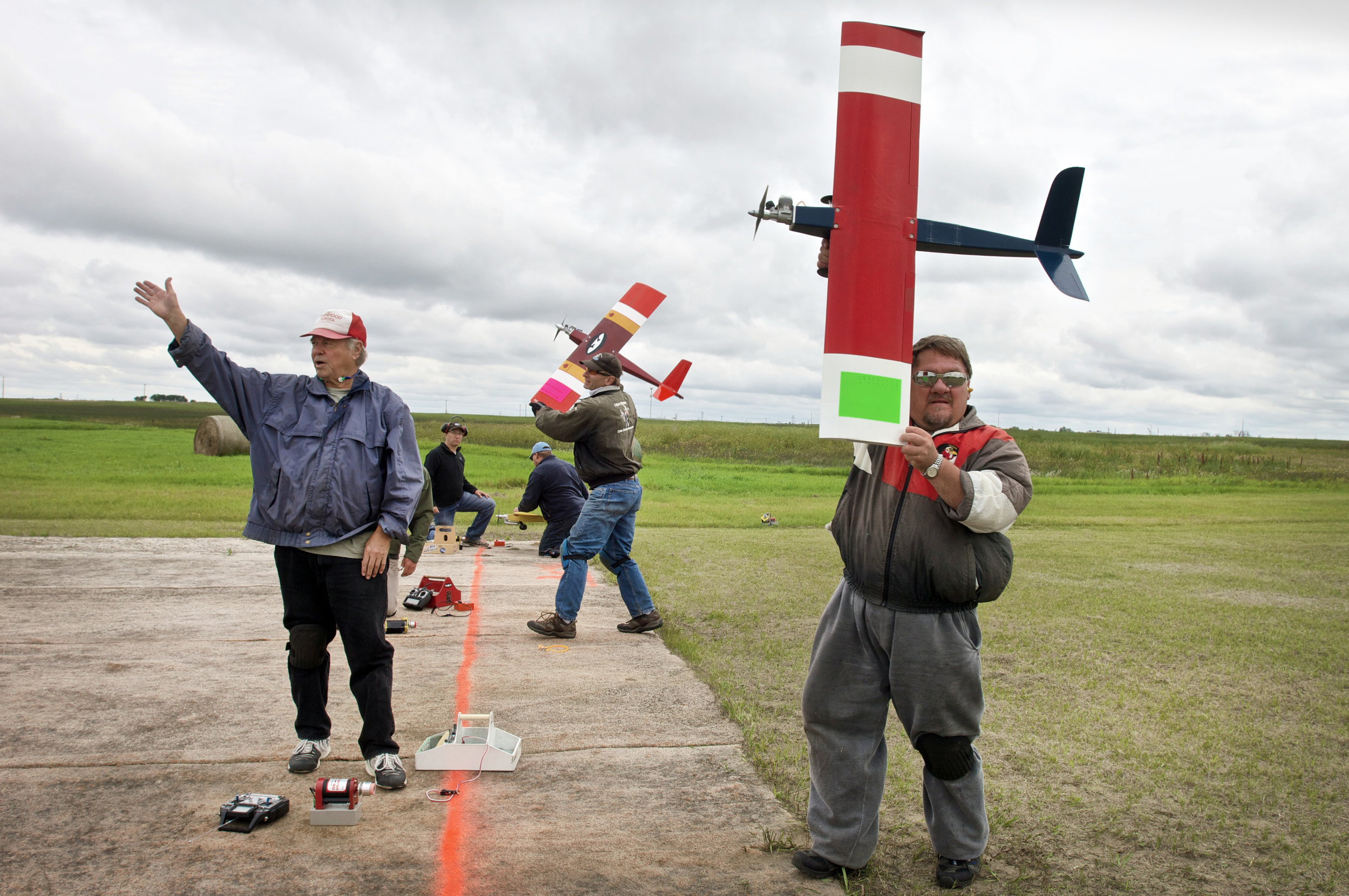 Before the Start, teams hold their planes aloft to display wing colors to the course judges.