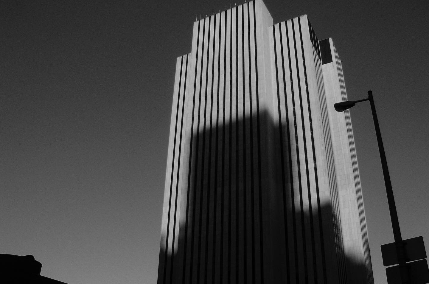 The streets speak.
.
.
#newyork #newyorkbuildings #newyorkcity #manhattan #bnw #bnwphotography #bnwmood #bnw_captures #bnwsouls #burnmagazine #anothermagazine #bnw_captures #bnw_greatshots #leica #leicam #bnw_society #bnw_planet #bnw_of_our_world