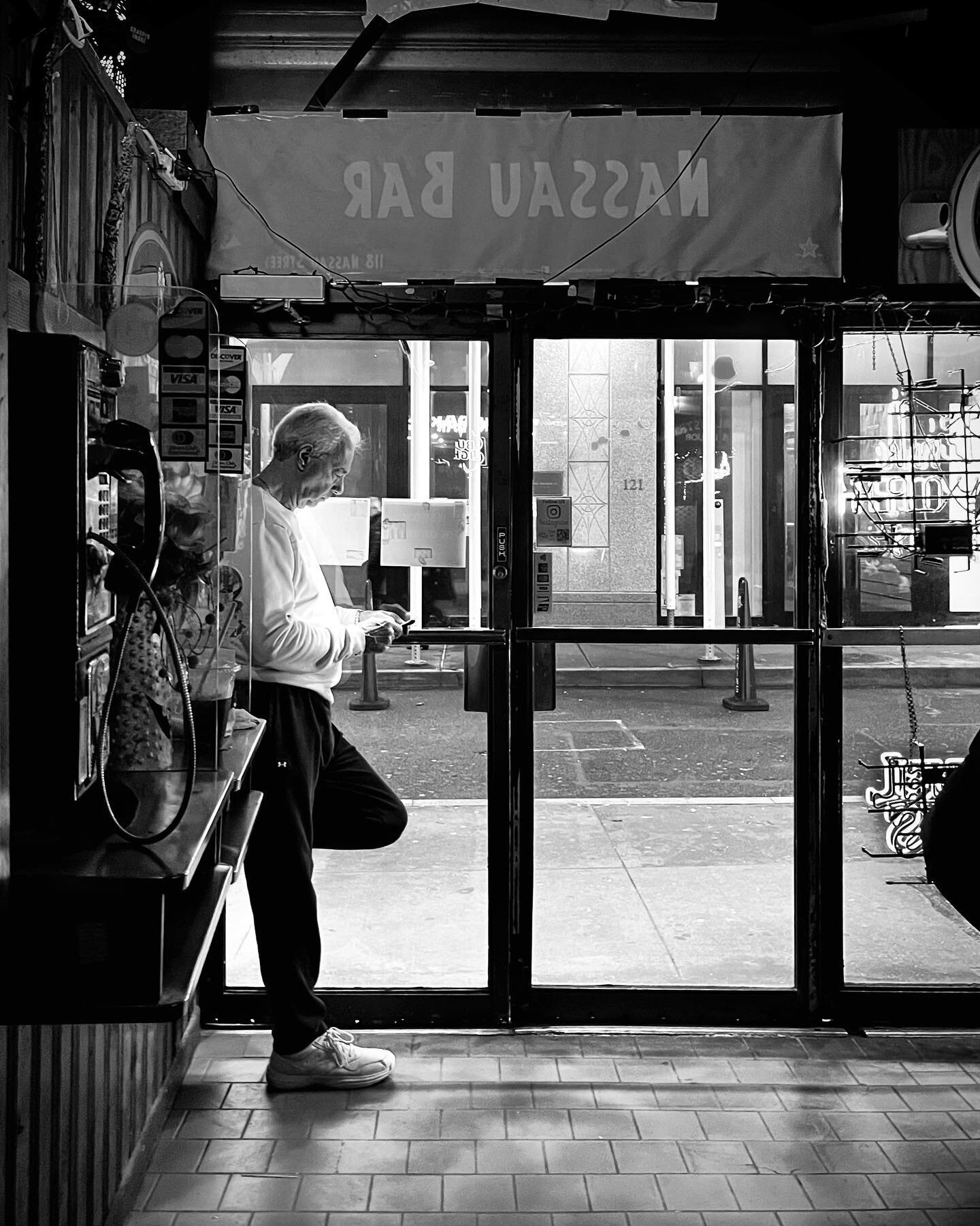 &ldquo;Nassau Bar&rdquo; is everything you thought it would be.
.
.
#financialdistrict #newyork #night #bnw #bnwphotography #bnwmood #bnw_captures #bnwsouls #bnwzone #bnwphoto #burnmagazine #anothemag #streetphotography #bar #barroom