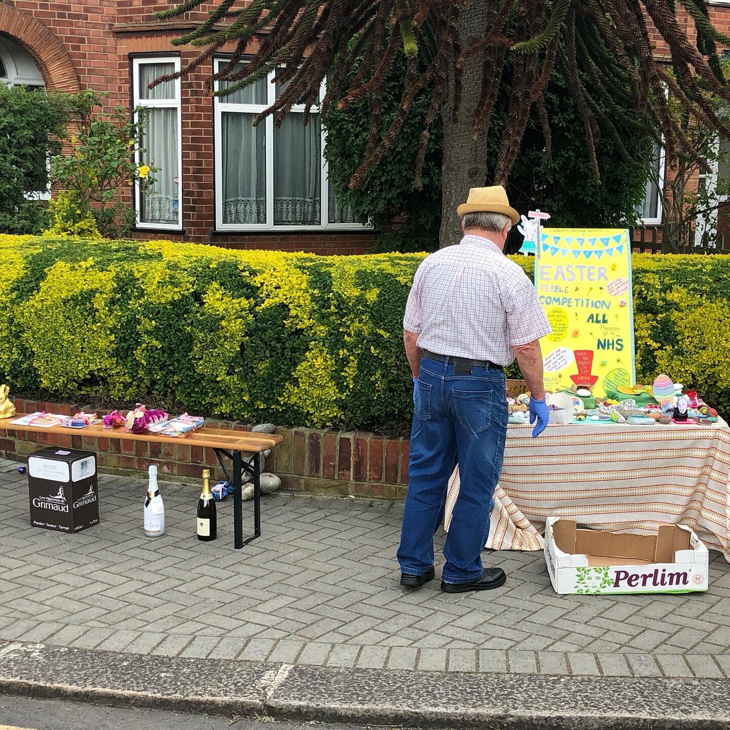 Barry choosing the winning entries to #kensalrise community challenge - kids and adult categories. 
Ended up raising &pound;650.00 from our hood for the @national_health_service - great result all.