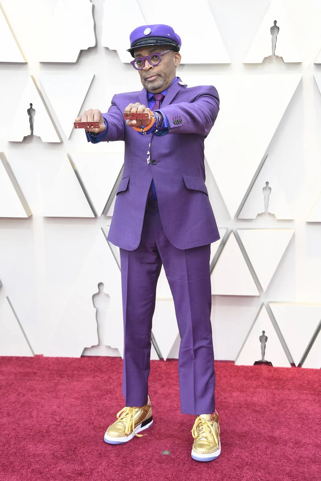 Spike Lee Se não fosse assim não seria o Spike Lee. Original como as histórias que ele conta e autêntico como os filmes que ele faz. Merece todos os aplausos pelo conjunto da obra, pelo Oscar de Melhor Roteiro Adaptado e até pelo figurino de ontem.