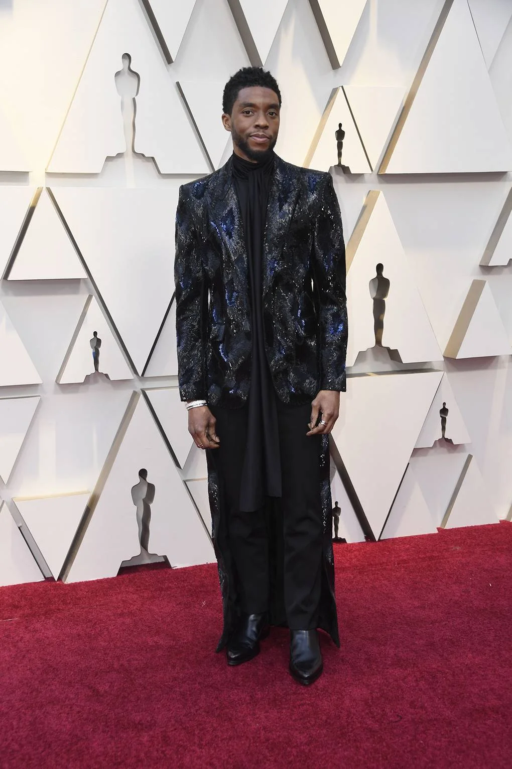 Chadwick Boseman A gente até antecipou que ele seria destaque, mas talvez a escolha do Pantera Negra para ontem tenha passado do ponto. O paletó com calda (talvez seja um overcoat ou uma espécie de casaca) trouxe brilhos e texturas em excesso. Fica o destaque pelo corte preciso evidenciado pelo encaixe no ombro e o comprimento das mangas e da calça, além da interessante combinação de cores.