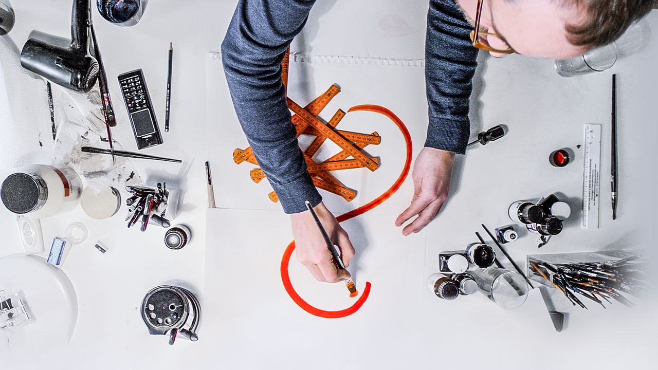 Abstract Uma série da própria Netflix que acompanha 8 influentes designers. São diferentes áreas, nem todas relacionadas ao mundo da moda, mas que dão aquela injeção de bom gosto e referências através das histórias e do trabalho de pessoas de enorme talento.