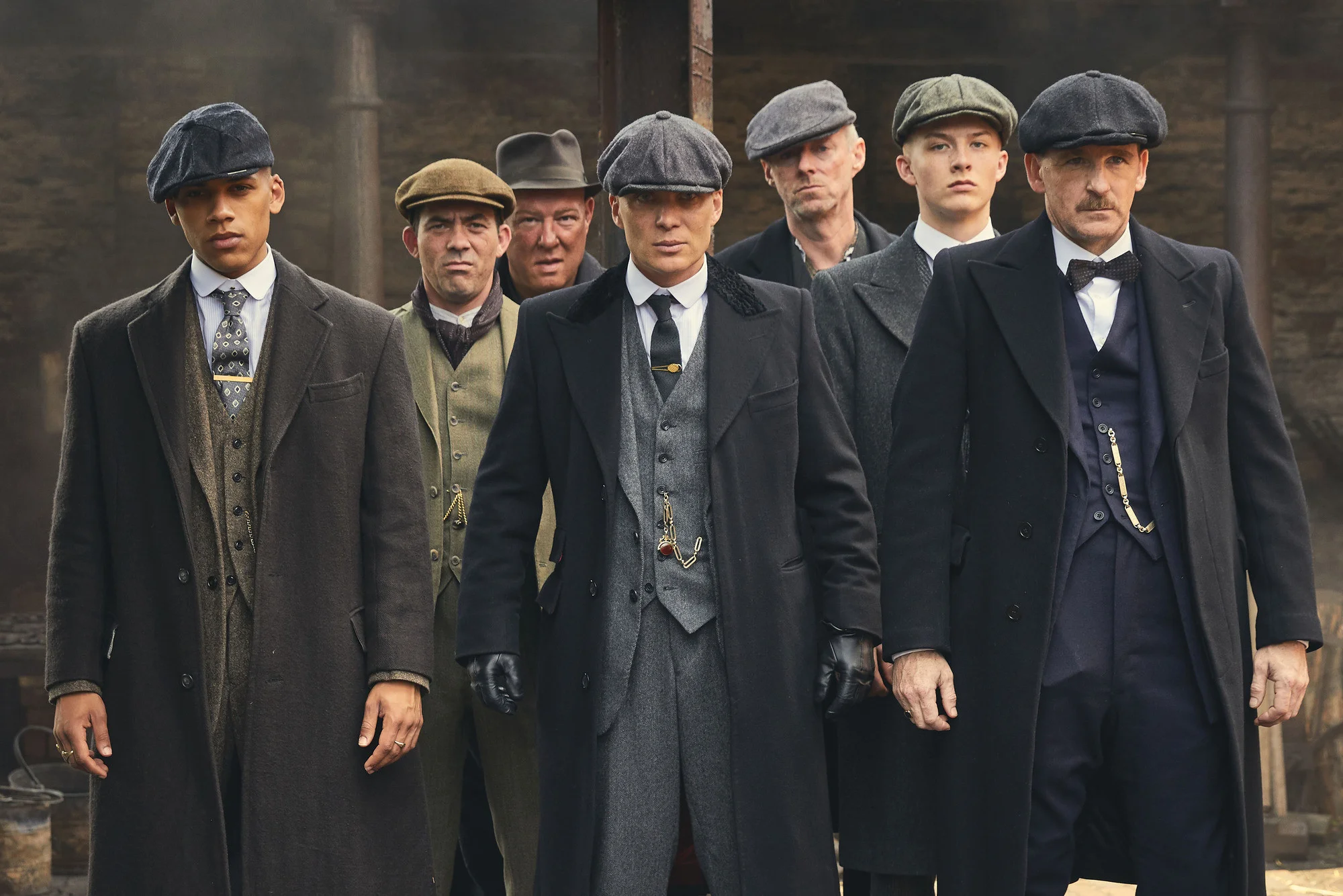 Peaky Blinders Birmingham - Inglaterra, gangues, trajes, boinas e coturnos. Esse é o resumo do resumo dessa série que retrata a saga da família Shelby, uma gangue de irmãos, primos e parentes que comanda casas de apostas e expande o seu domínio a cada temporada. Com Cillian Murphy de protagonista e participações de Tom Hardy e Adrien Brody ela atualmente está dividida em 4 temporadas, com uma 5ª em fase de pós-produção e possibilidade de mais duas num futuro próximo.