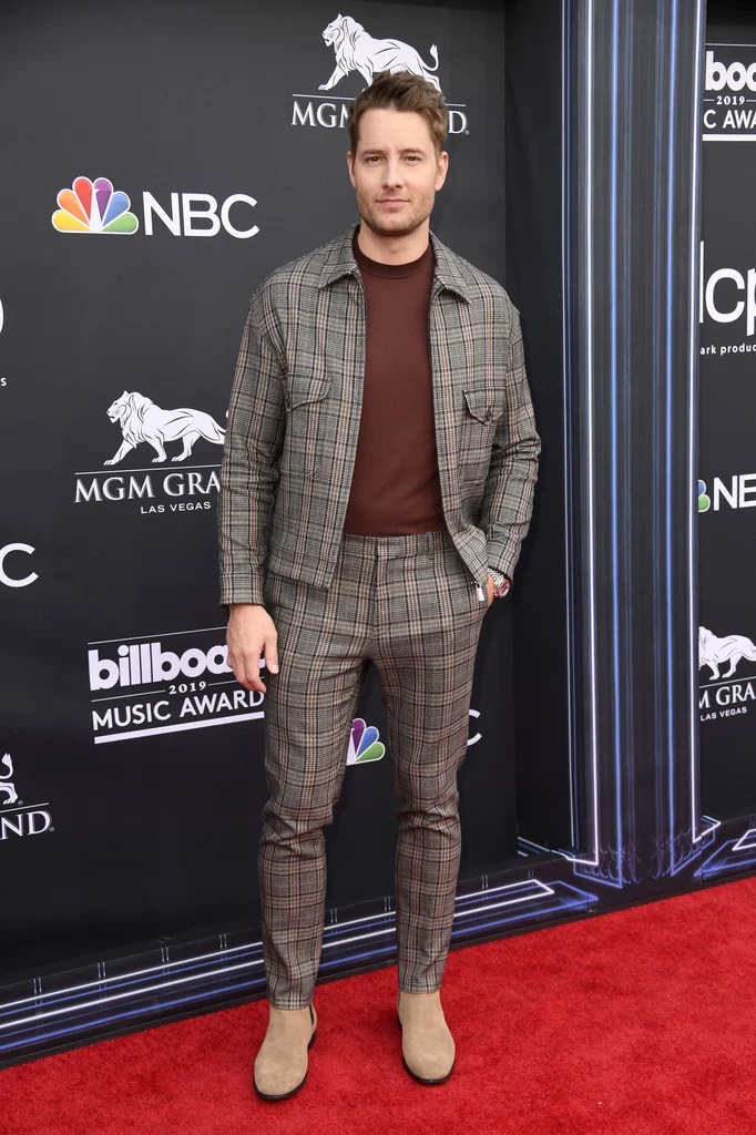Justin Hartley O ator americano, famoso pela série “This is Us”, também contou com um alfaiate caprichoso na hora de realizar as medidas do traje xadrez. Muita gente pode argumentar que a combinação de cores ficou um pouco sem graça e com ar envelhecido, mas nada disso tira o mérito e a elegância do rapaz.