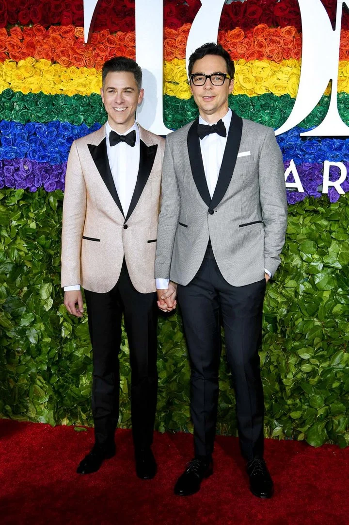 Todd Spiewak e Jim Parsons O Sheldon de Big Bang Theory (direita) e seu marido também apostaram em paletós com lapelas contrastantes. O primeiro escolheu o modelo peak (em ponta) e o segundo, shawl . Tamanhos perfeitos e poucos detalhes colocaram o casal como destaques da cerimônia.
