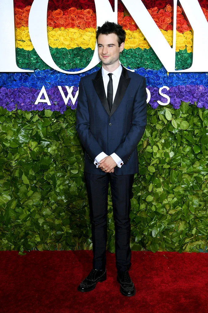 Tom Sturridge Mais uma elegante mostra de que azul marinho e preto combinam. Também, com um alfaiate talentoso ao lado, fica mais fácil acertar no look.