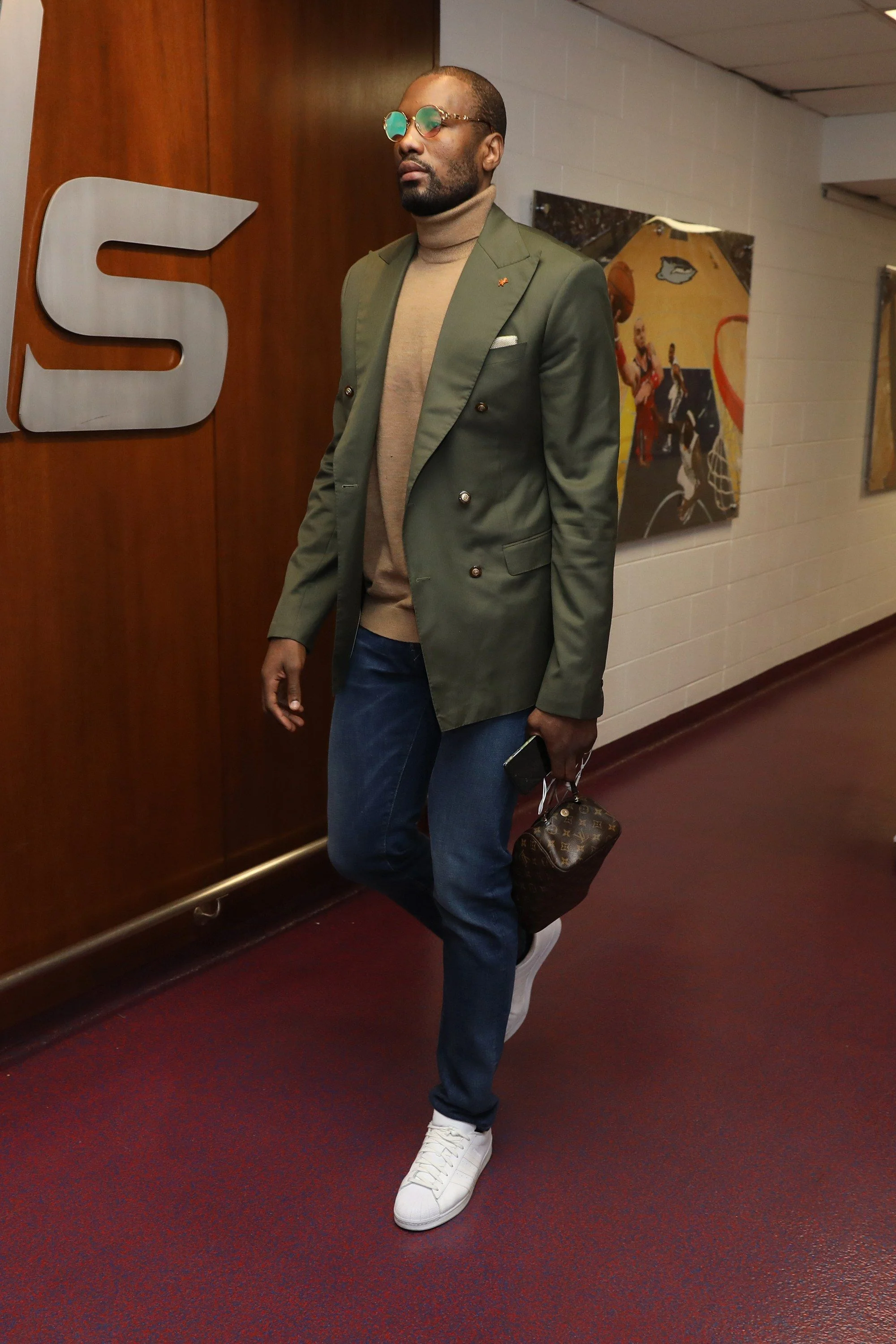 Serge Ibaka Abrindo a galeria com um representante do time campeão de 2019. Ibaka foi destaque no quesito bom gosto. Com trajes elegantes e combinações inteligentes, ele mostrou que nem todo jogador de basquete precisa de cores vibrantes e estampas intensas para ser referência de estilo.
