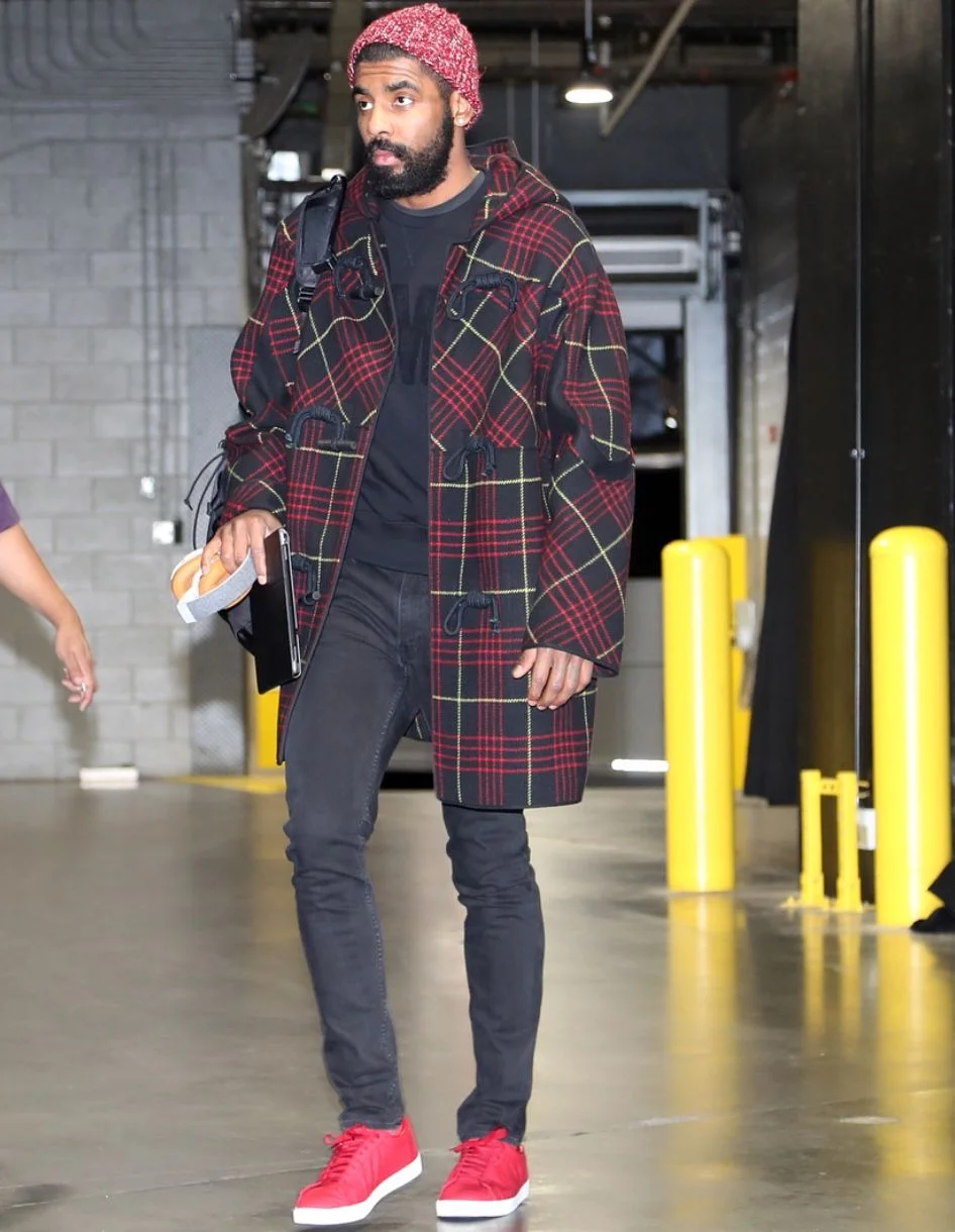Kyrie Irving Famoso pelo estilo mais elegante e clássico na passarela da NBA, Irving não deixou o desempenho abaixo do normal influenciar no guarda-roupa. Com combinações inspiradas, ele segue intocado no posto de all star do estilo.