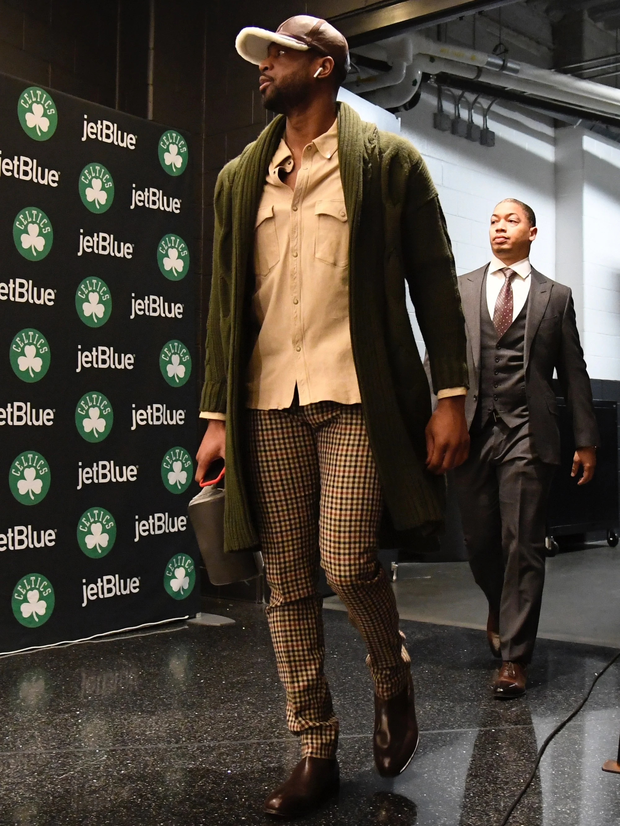Dwyane Wade Das grandes ausências que sentiremos na próxima temporada - dentro de quadra, porque fora pode apostar que vamos continuar vendo Wade desfilar os looks mais inspirados, apostando em conjuntos inusitados e muito elegantes. Sempre com muita criatividade, sua presença em eventos de moda é frequente e diz muito sobre a fama de um dos maiores nomes do esporte dos últimos tempos. Por todos os serviços prestados: obrigado, Wade.