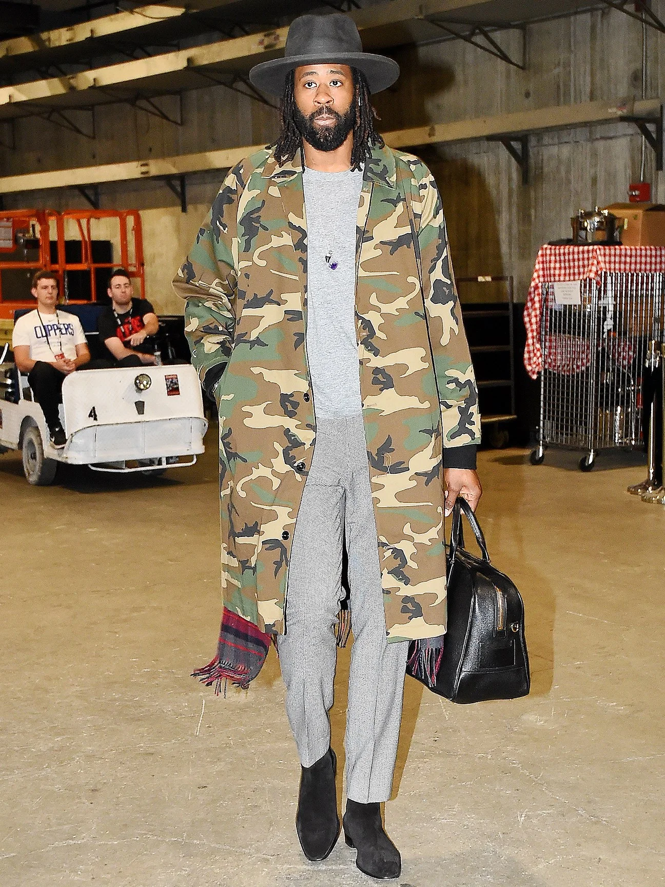 DeAndre Jordan Mais um que eleva o nível do visual ‘boleiro’ a outro nível. DeAndre, para muitos, tem feito mais pela moda do que pelo basquete - uma vez que tem se mostrado um exímio ícone de estilo enquanto que viu seu desempenho cair nos últimos anos. De qualquer forma fica aqui a nossa gratidão por ambas.