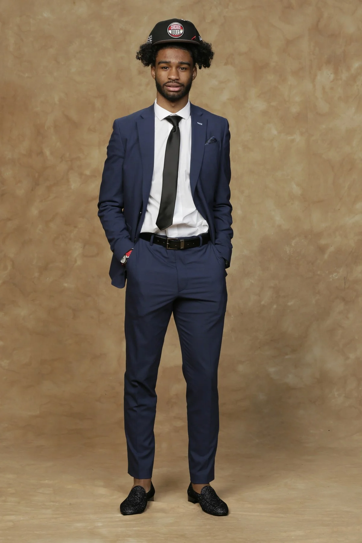 Coby White O novo armador do Chicago Bulls encerra a galeria do Draft 2019 mostrando que no fim das contas, apostar na simplicidade ainda é um dos melhores caminhos. No caso de White, com um traje azul, camisa branca, gravata preta e sapato preto. O cinto, apesar de dispensável em alfaiataria, combinou. E o lenço, fundamental nessas situações, fechou com extrema elegância.