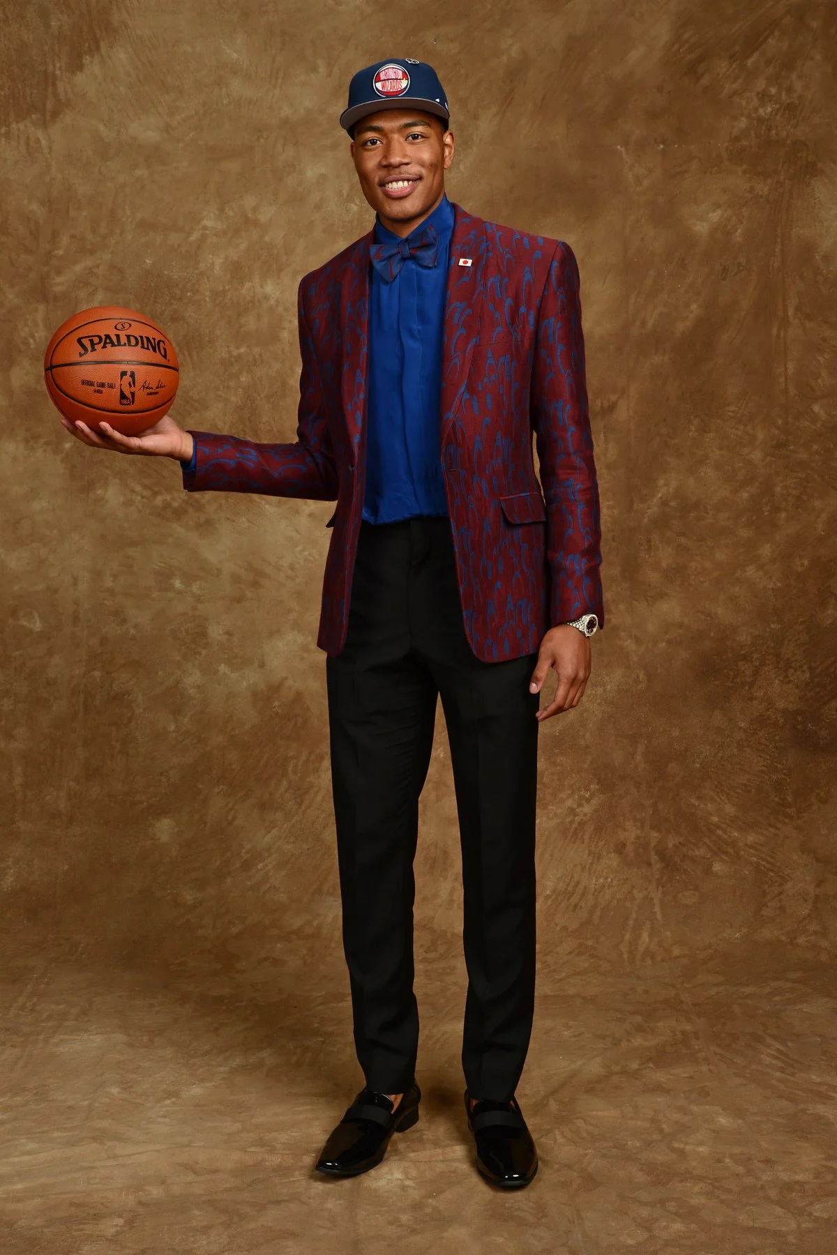 Rui Hachimura O primeiro japonês a entrar na primeira rodada do draft da NBA também mostrou uma forma elegante de usar estampa no traje. Usando um mesmo universo de cores em todas as peças, ele deixa o visual com mais sintonia e chama atenção de uma forma positiva.