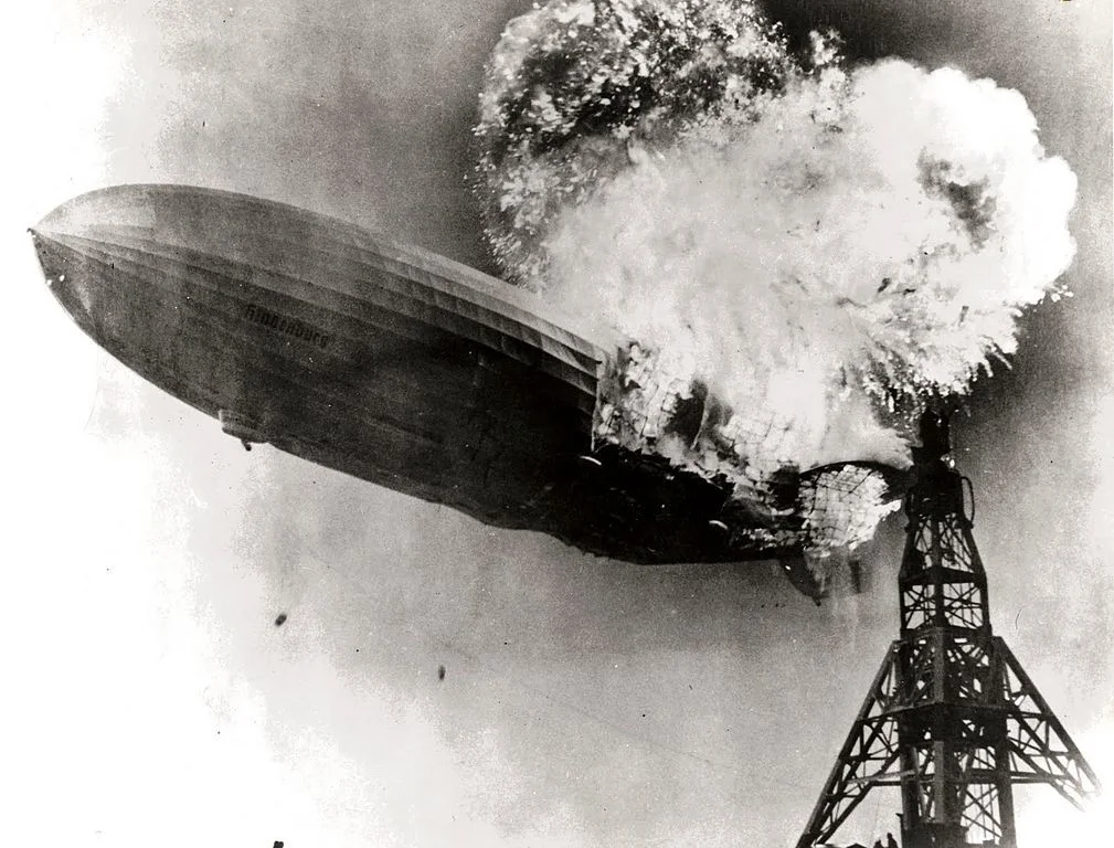 1009px-Hindenburg_burning.jpg