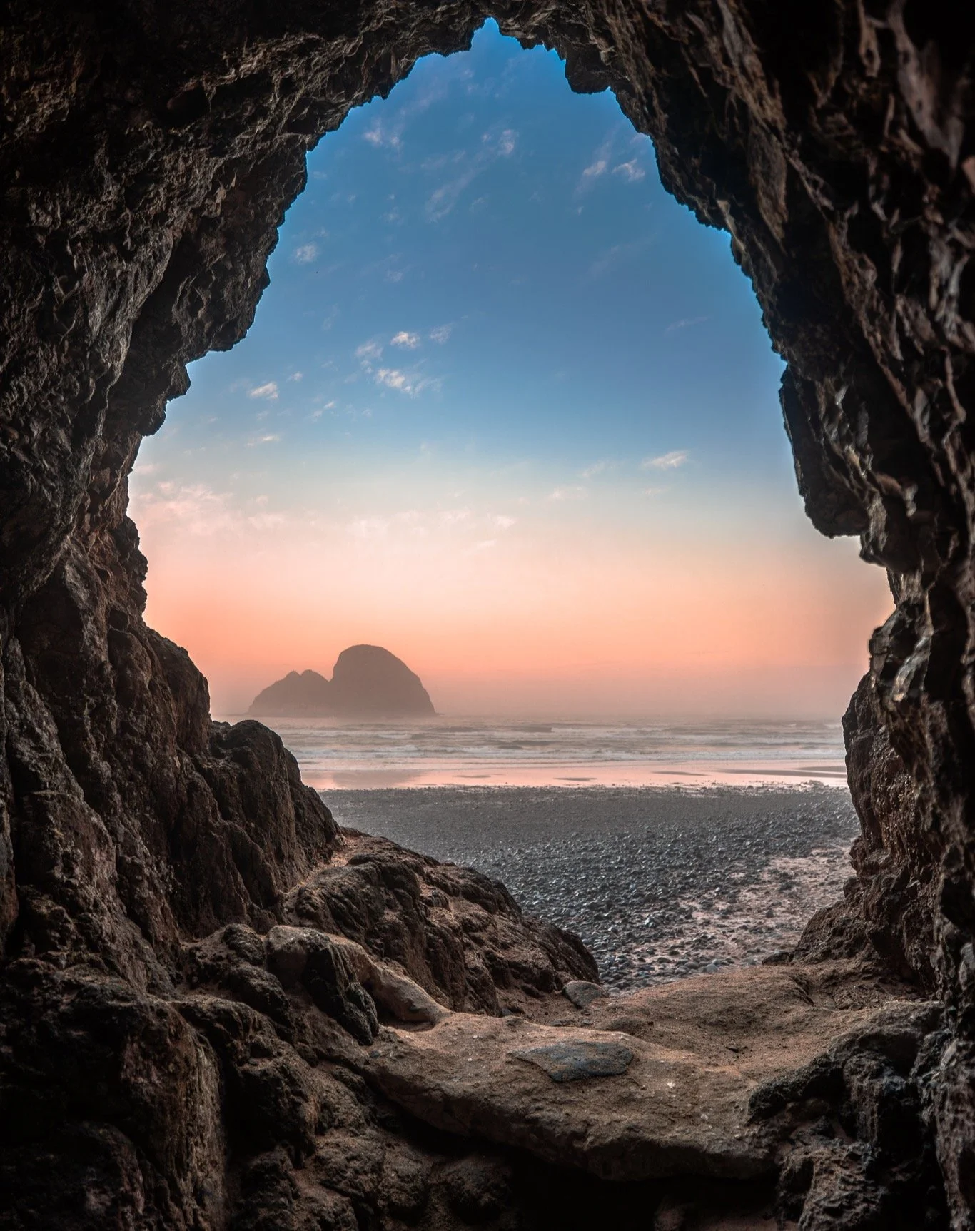 I've been going through some photos the last couple days and this one came up. It's called Cave by Dawn and it's from one of my favorite mornings with some great guys back in 2018. __________________________________

#oregoncoast #oregon #ocean #sunr