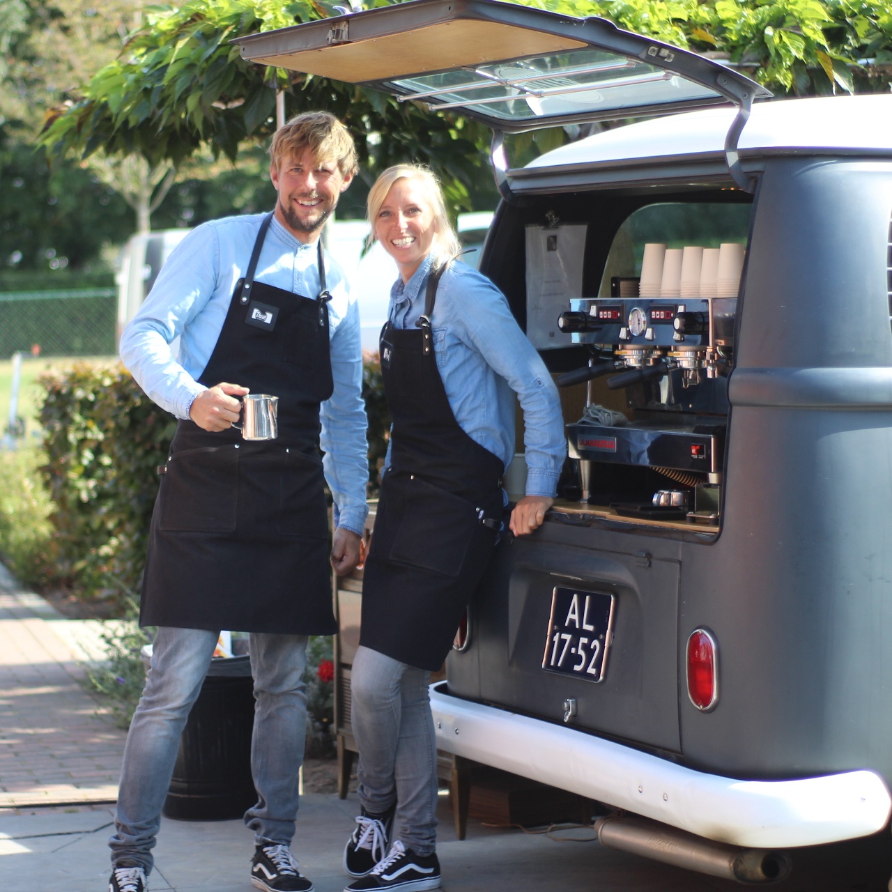 True Barista met koffie bus op locatie