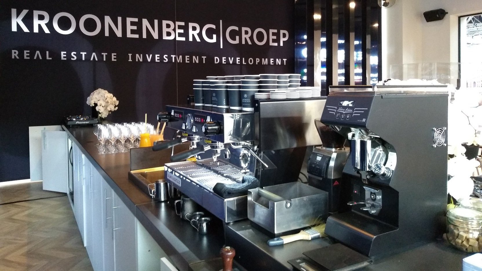 ONZE PROFESSIONELE ESPRESSO APPARATUUR KUNNEN WE IN IEDERE STAND INBOUWEN