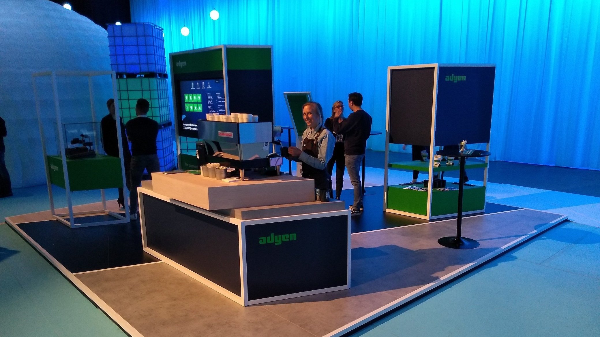 ONZE LA MARZOCCO ESPRESSOMACHINE INGEBOUWD OP DE BEURSSTAND VAN ADYEN IN DE JAARBEURS UTRECHT