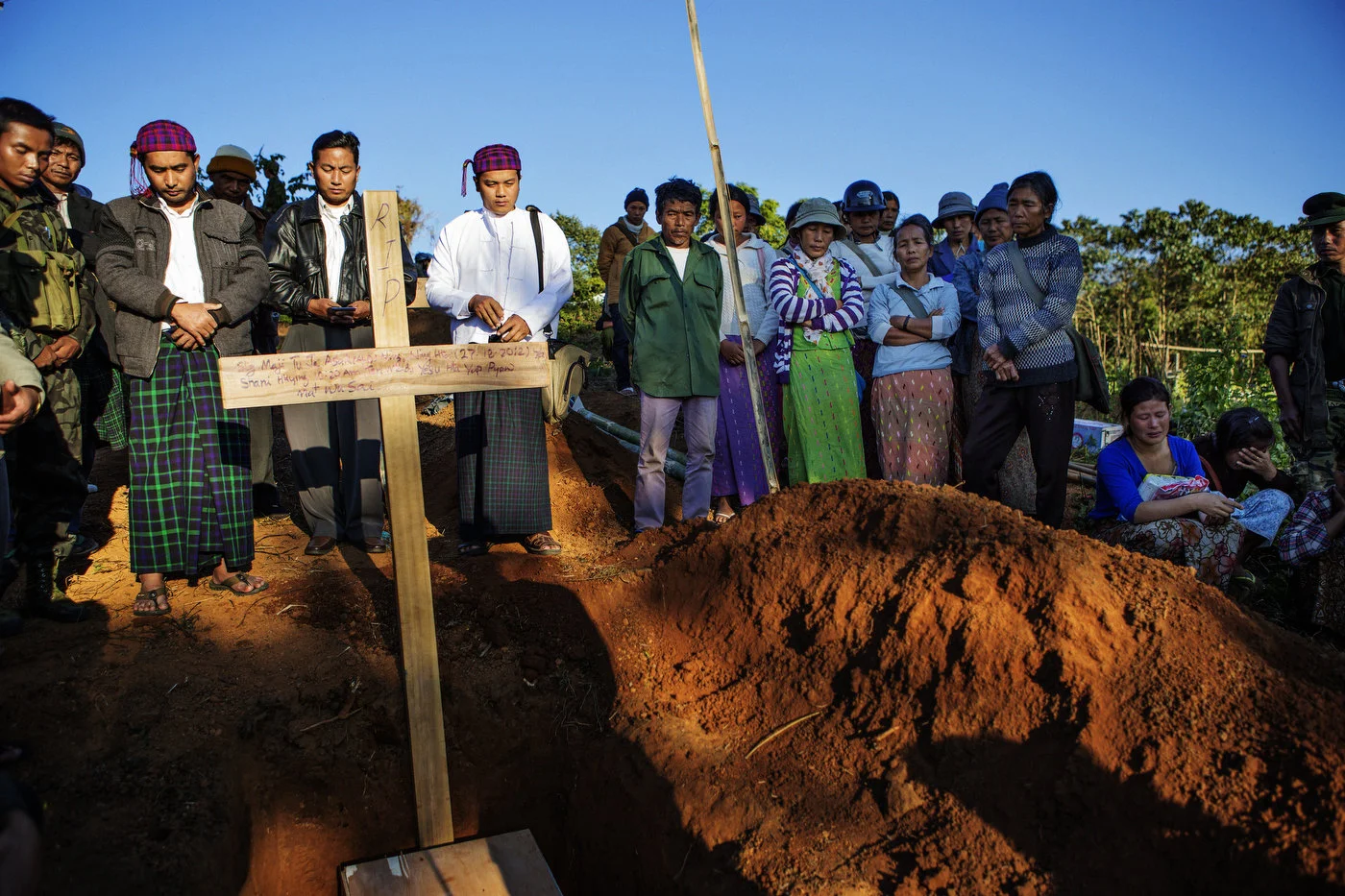 Relatives,
Christian Ministers and church members attend the funeral of Maji Tu Ja, 40, who
was killed from Burmese Army mortars
whilst repairing his tractor in a field. Three other civilians were
wounded in the same attack - two of them seriously.