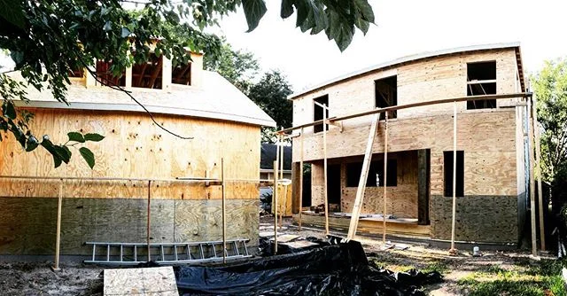 Highland progress. Frame is up and windows are up next. Architect: @cusimanoarchitect .
.
.
.
.
#apbuilders #houstonbuilder #heightshouston #addition