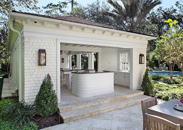 A view of our Kuhlman pool pavilion.

Architect: @paulnbrowarchitect 
Designer: @ashley_tisius_interiors 
Photography: @zsphotog 
#apbuilders #custombuilder #houstonbuilder #poolpavilion #poolhouse #finehomebuilding #cedarshake #cedarroof #bevolo @be