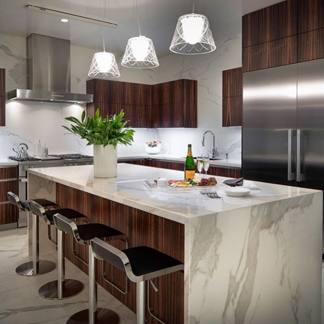 Throw back Tuesday? A high rise unit in the Belfiore Highrise with @catbadg_interiors! 
@neolith_usa countertops and backsplash with @eggersmann_usa cabinetry. 
#highriselife #custombuilder #apbuilders #finehomebuilding #houstonbuilder #eggersman #ne