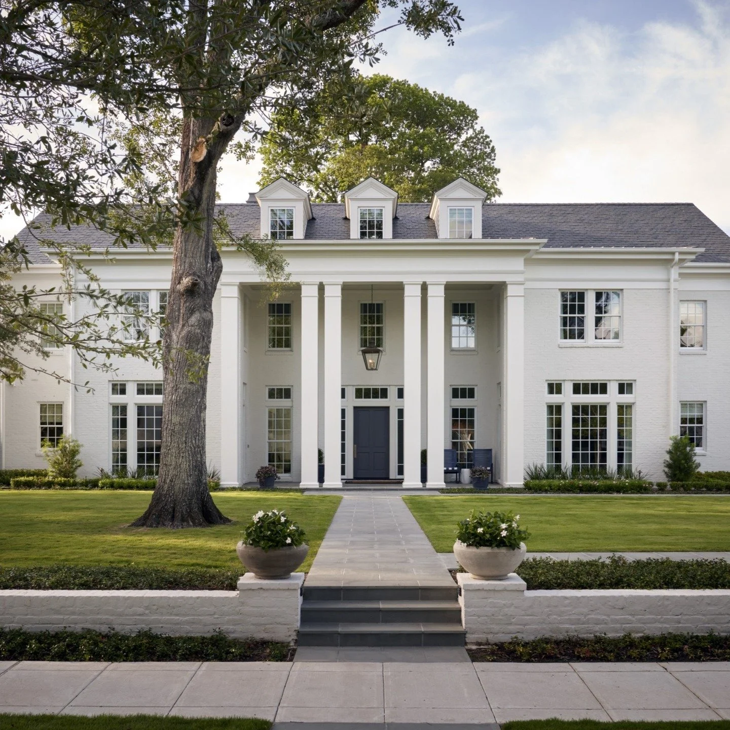 Front facade @ Del Monte.

Architect: @cusimanoarchitect 
Design: @lauraudesigncollective 
Lanscape: @prewettread 

AP Team: @potts5457 @fcwoodworx2011