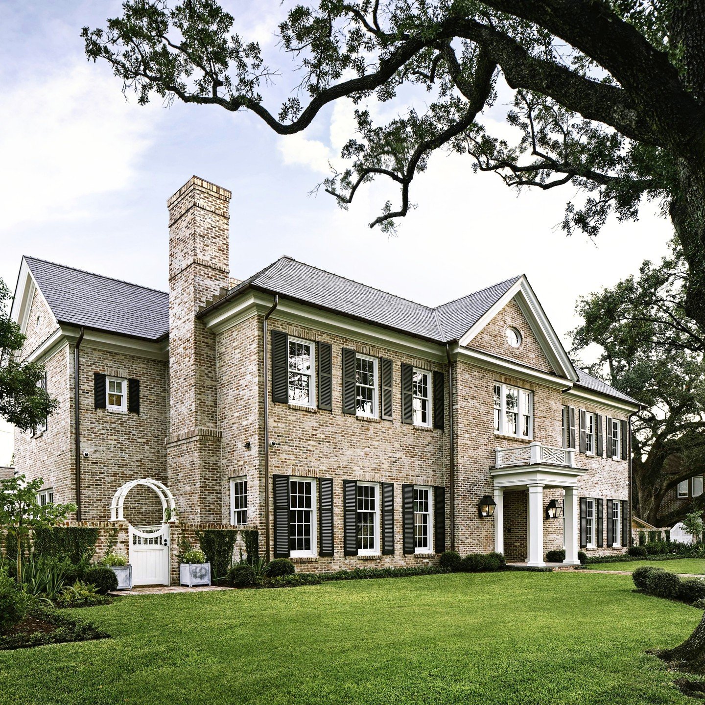 Front facade @ Barbara Lane

Architecture: @cusimanoarchitect 
Design: @mungerinteriors 
Landscape: @eauxgram 

AP Team: @potts5457 @fcwoodworx2011 @edieltrevino @jobespino