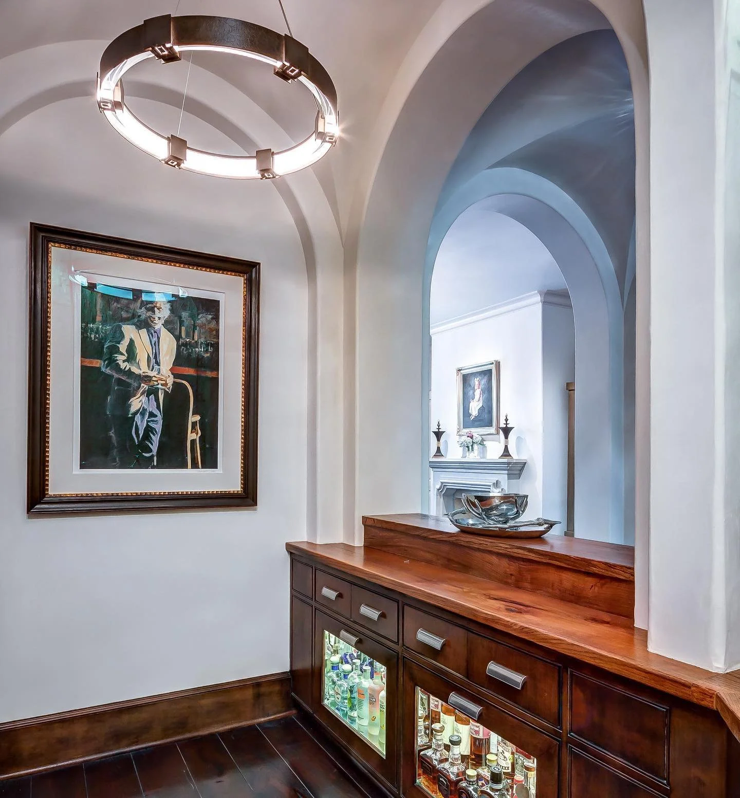 Local sweat gum wood milled and finished on our Kuhlman bar tops. 
Designer: @eklektik_interiors Decorative Finishing: @segretofinishes 
#custombuilder #apbuilders #houstonbuilder #finehomebuilding #plasterwalls #diamondplaster #woodcountertop #bar #