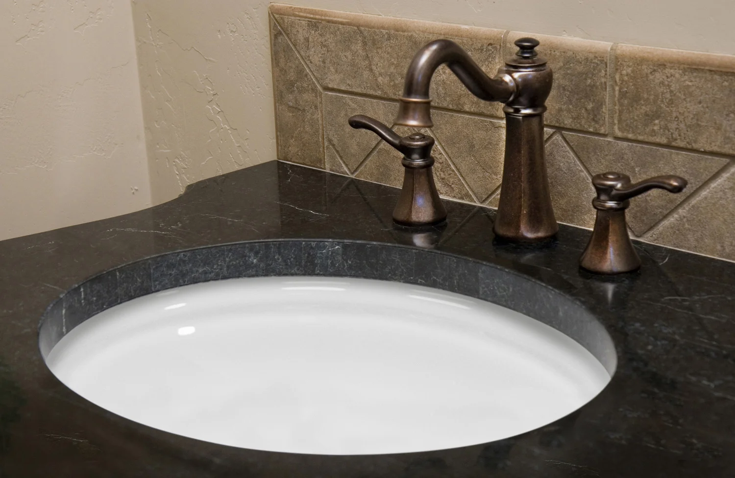 Wilshire oval lavatory, courtesy St. Thomas Creations