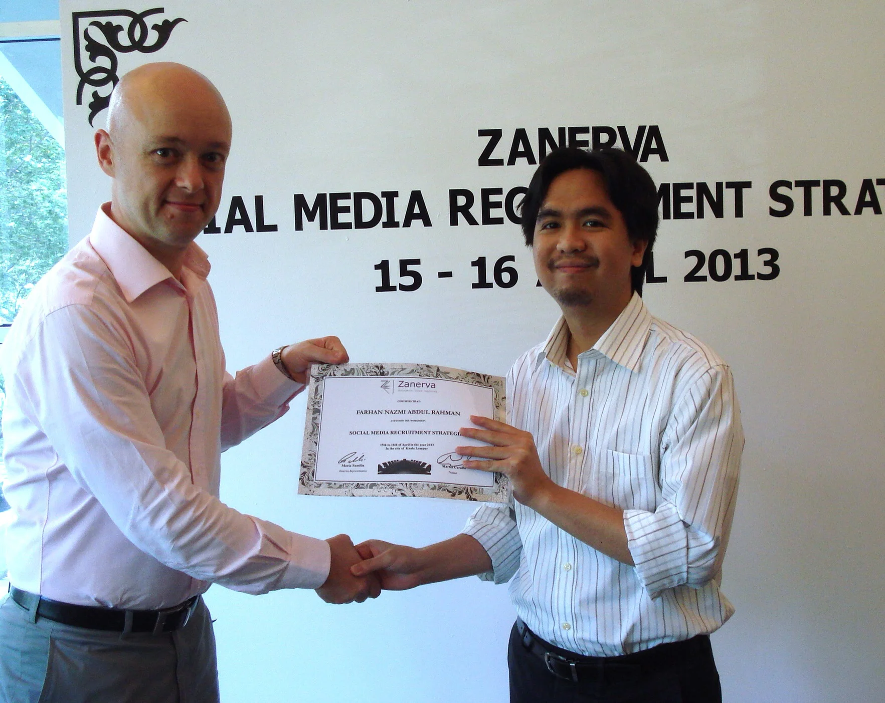 Farhan Nazmi Abdul Rahman, HR Executive at Northport Malaysia Bhd r eceiving his certificate of participation for attending the Social Media Recruitment Strategies Workshop