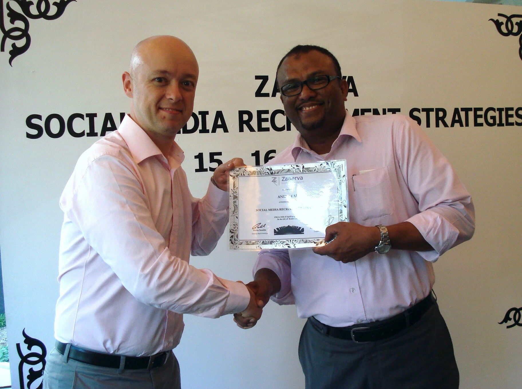 En. Anizam Bin Ali, Senior Assistant Director For Recruitment at International Islamic University Malaysia receiving his certificate of participation for attending the Social Media Recruitment Strategies Workshop