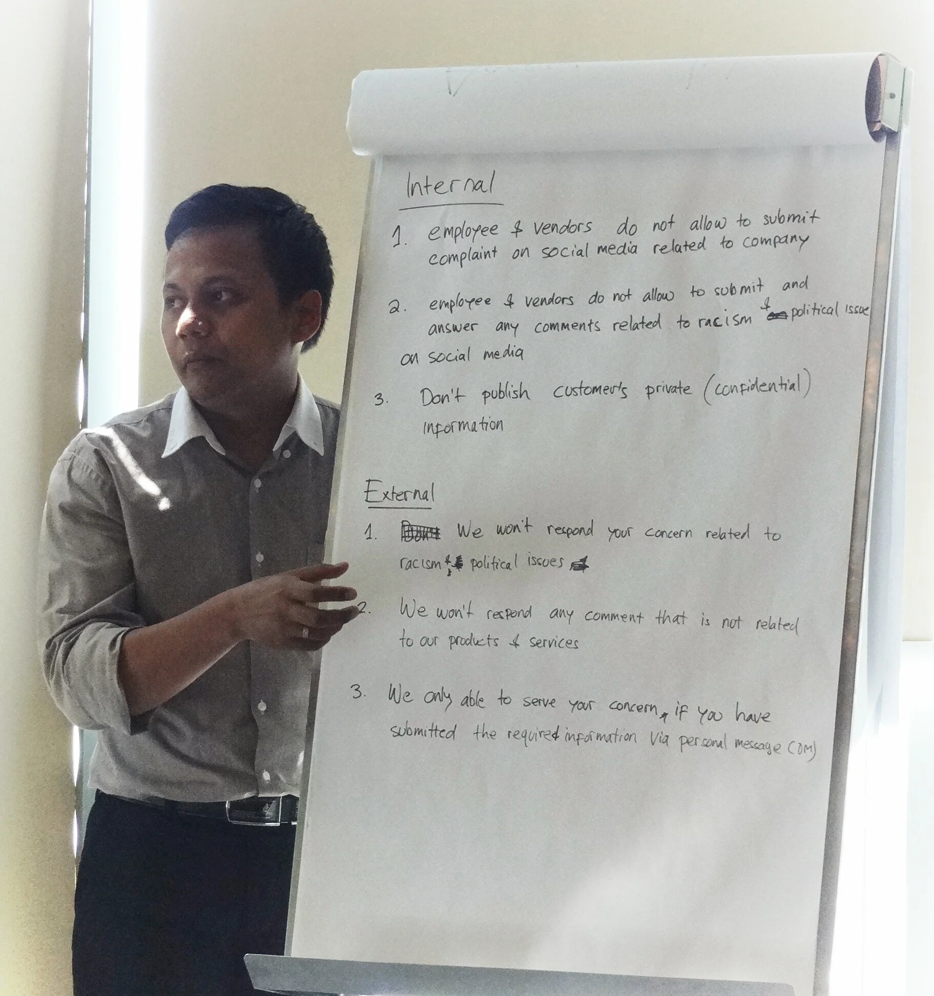 Ristanto Wydiantoro ( Bank Mandiri - Service Communication Strategy Manager) presenting his team's Social Media Guidelines