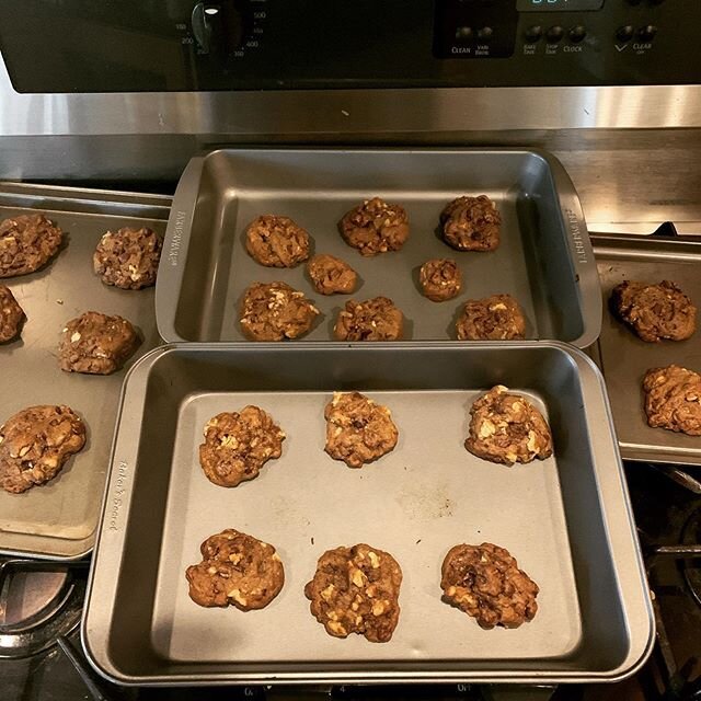 Pandemics mean breaking out the emergency cookie dough. Chocolate chip cookies are THE classic. 🤤🍪