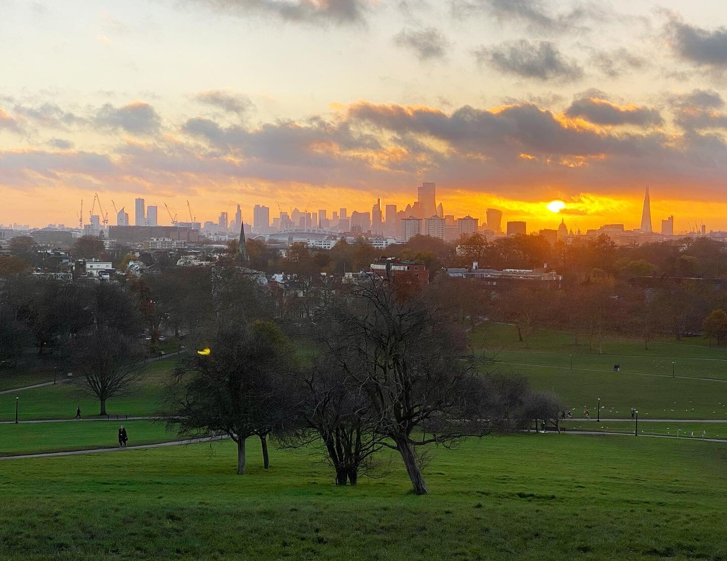 Although we may be back in lockdown here in London, I am thankful we can still go out for exercise and meet up with one other person outside. Thanks for the sunrise session @kassondracloos ! 

#london #londonlife #primrosehill #sunrise #lockdown2 #pa