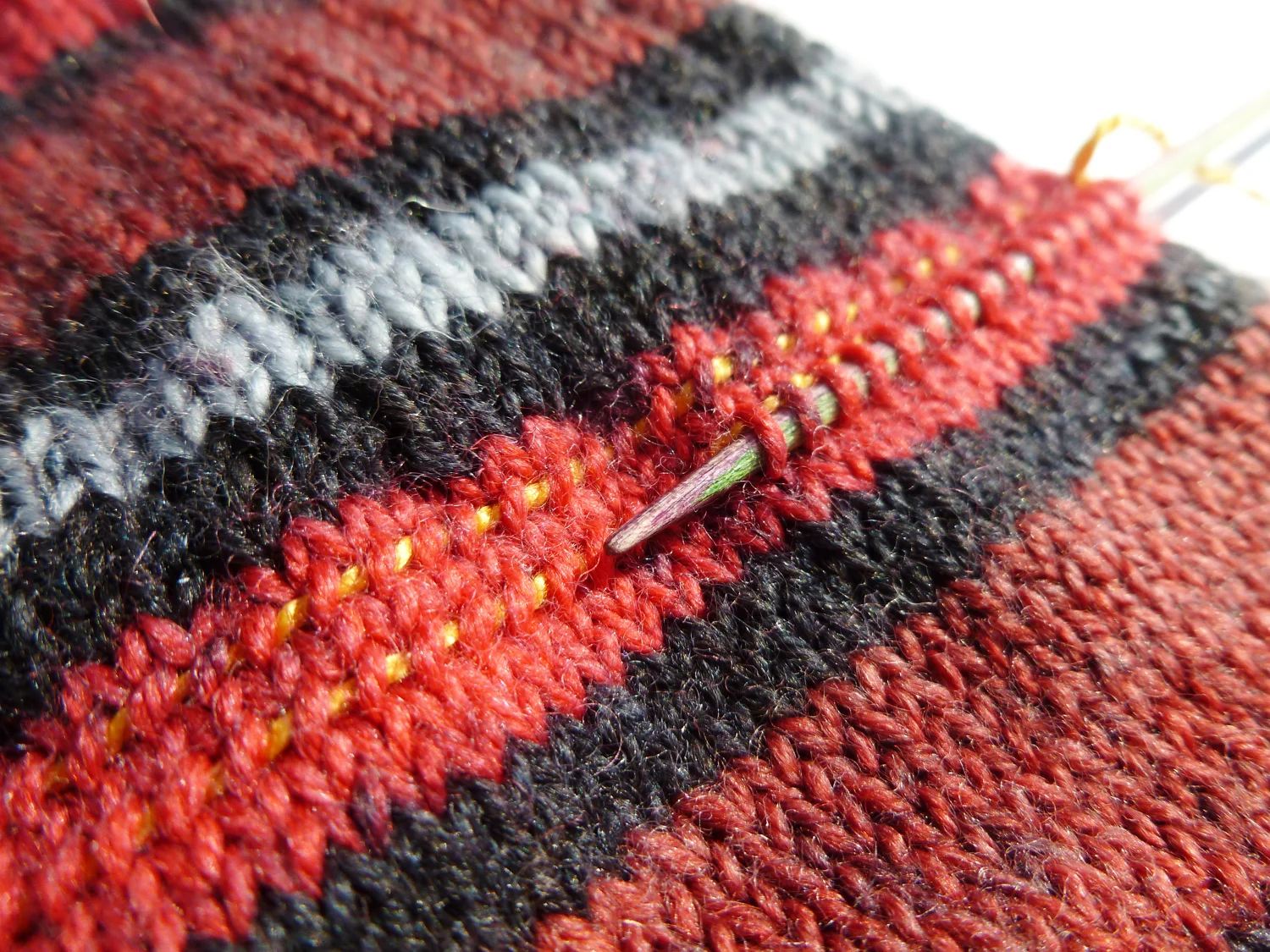 After making several pairs of socks with afterthought heels, Cat Bordhi’s method is my absolute favorite for adding afterthought heels. Works really well for afterthought Cuffs too. Afterthought Heels The Cat Bordhi Way | withwool.com