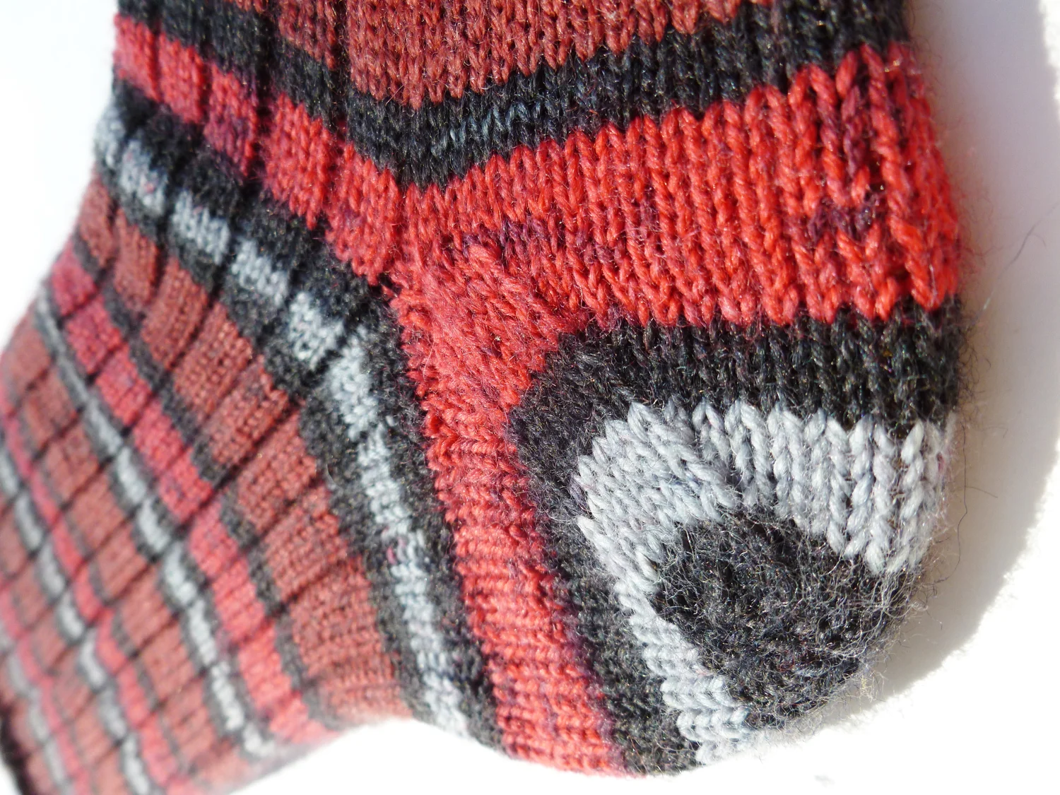 After making several pairs of socks with afterthought heels, Cat Bordhi’s method is my absolute favorite for adding afterthought heels. Works really well for afterthought Cuffs too. Afterthought Heels The Cat Bordhi Way | withwool.com