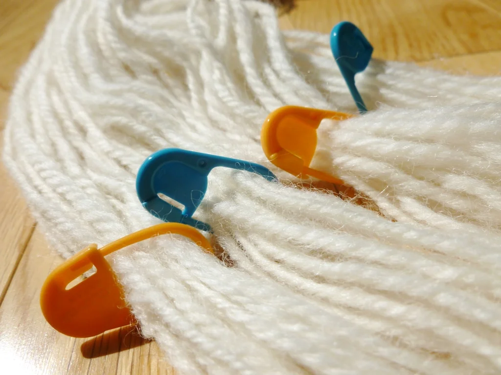 Keep losing count when you're trying to tally the yardage of handspun yarn? Here's how stitch markers can help out! | Easily Measure The Yardage Of Handspun Yarn withwool.com