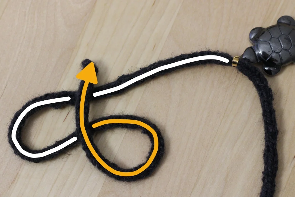Learn how to make an i-cord necklace that’s a quick gift for you or a friend. | withwool.com
