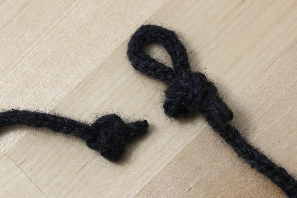 Learn how to make an i-cord necklace that’s a quick gift for you or a friend. | withwool.com