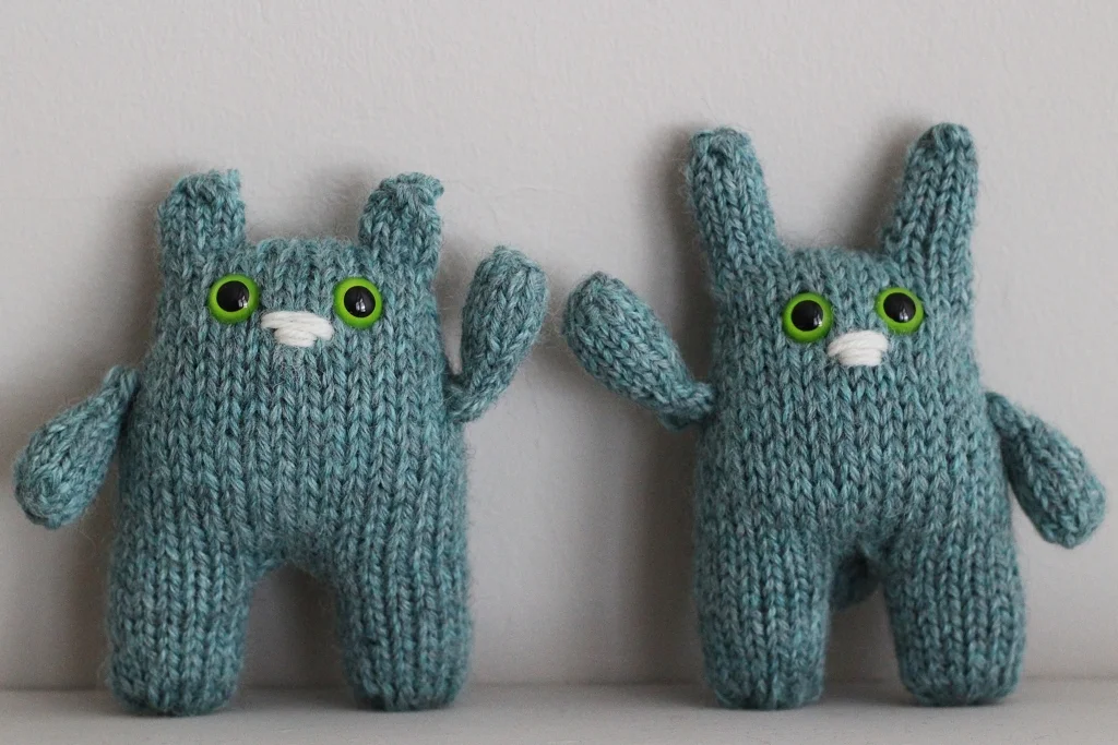 Beatrice and Bernard are an inseparable pair that make for quick knit gifts! Cute too. :) | Two Bears And A Bunny - withwool.com