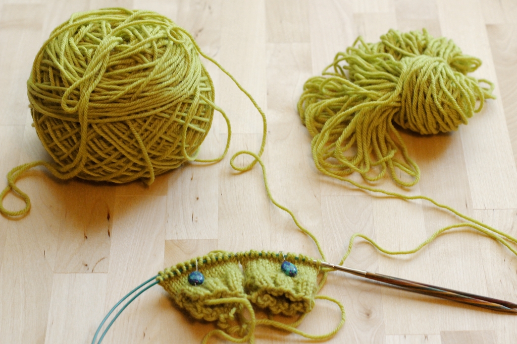 My first attempt at knitting two-at-a-time felt like wrestling an octopus. I gave it another try and decided the technique wasn’t that bad if paired with the right project. Giving 2-At-A-Time A Second Shot | withwool.com