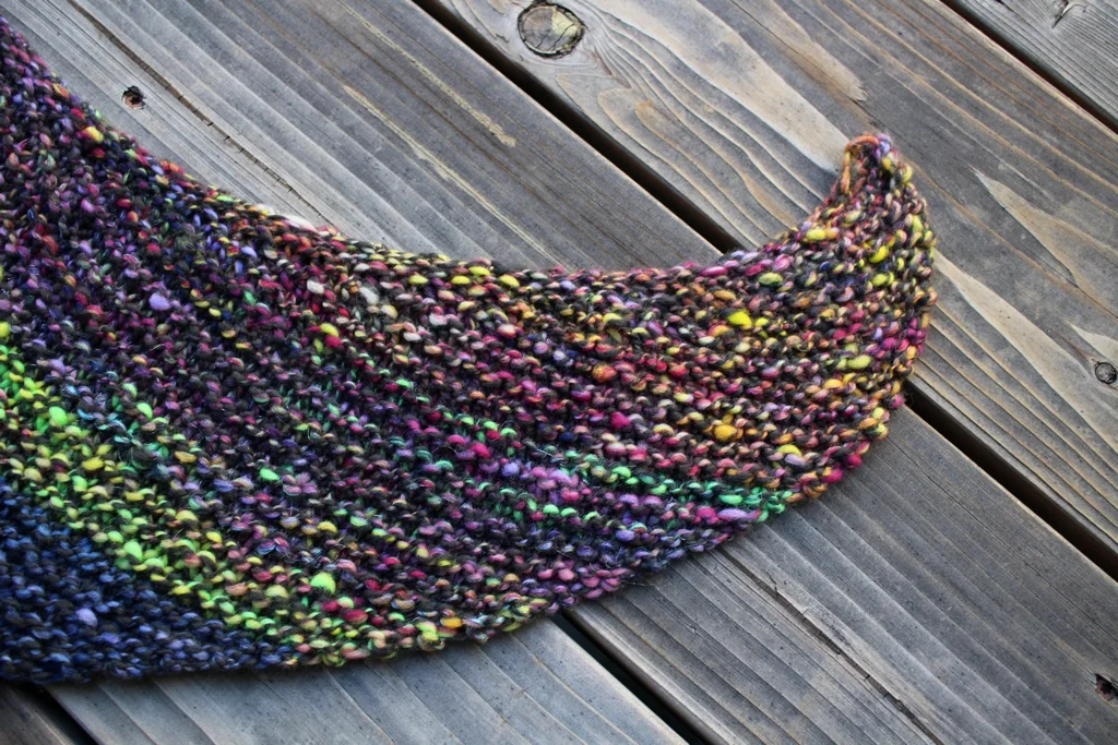 Show Off Boomerang - A free pattern for that one special skein of yarn, handspun or hand dyed, that’s a show off all by itself. | withwool.com
